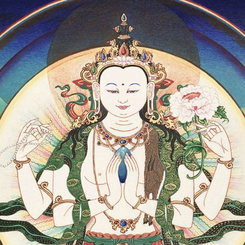 Thangka de Chenrézi, bodhisattva de la compassion, tenant un mala et une fleur de lotus, auréole lumineuse