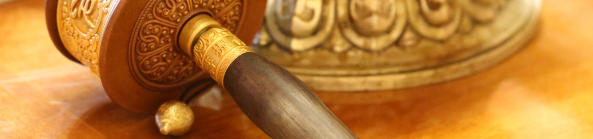 Moulin à prières tibétain en bronze doré — cycle de préparation L3C3, pratiques Ngöndro du Vajrayāna à Karma Ling