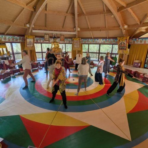 Danse du Vajra – Pratique Dzogchen – Nigu Karma Ling Pratiquants dansant sur le mandala coloré de la Danse du Vajra dans le temple de Nigu Karma Ling