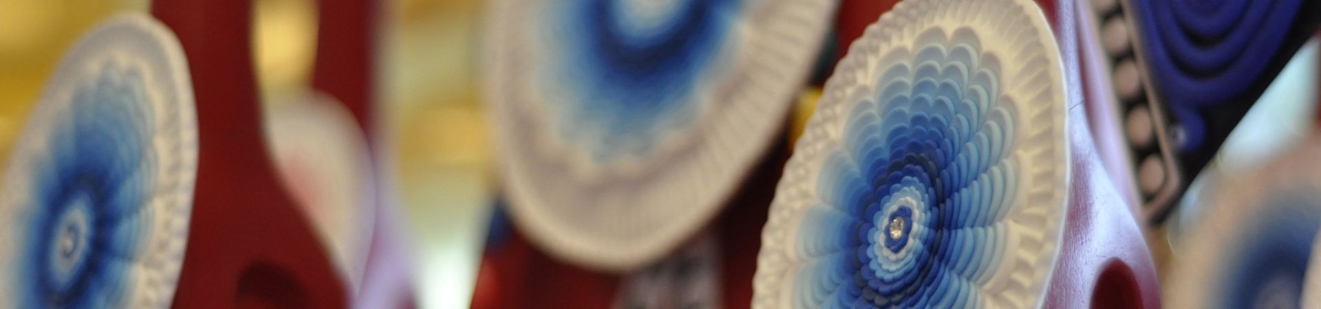 Tormas rituelles bleues et blanches en gros plan dans le temple de Nigu Karma Ling, offrandes pour les fêtes mensuelles Ganapûjâ