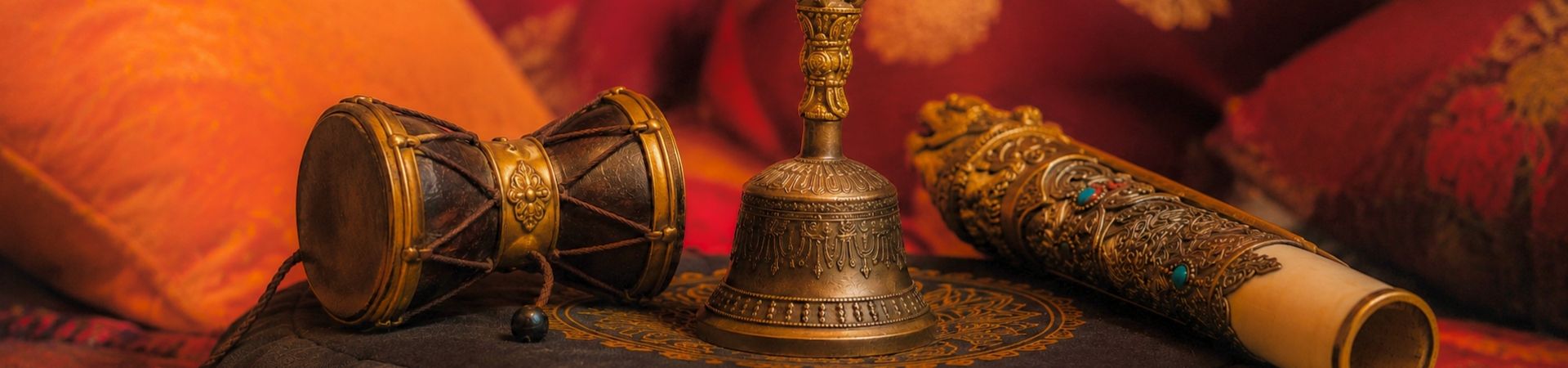 Damaru, cloche et kangling — instruments rituels de la pratique du Chöd à Karma Ling