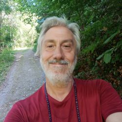 Portrait de Sacha Kremer, enseignant de yoga intérieur, sur un chemin forestier