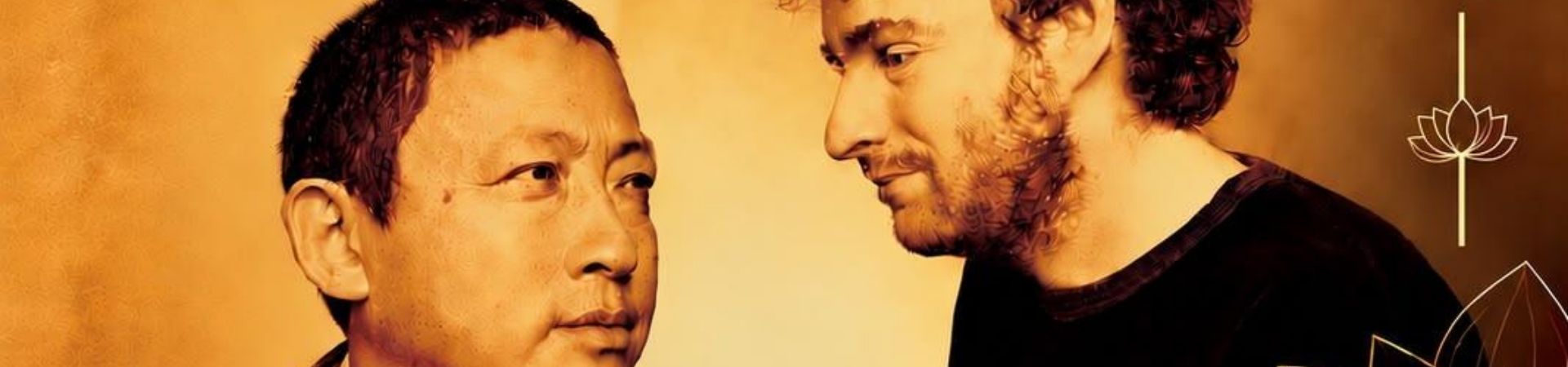 Lama Gyurmé et Jean-Philippe Rykiel, duo de chants sacrés tibétains, se regardant sur fond doré